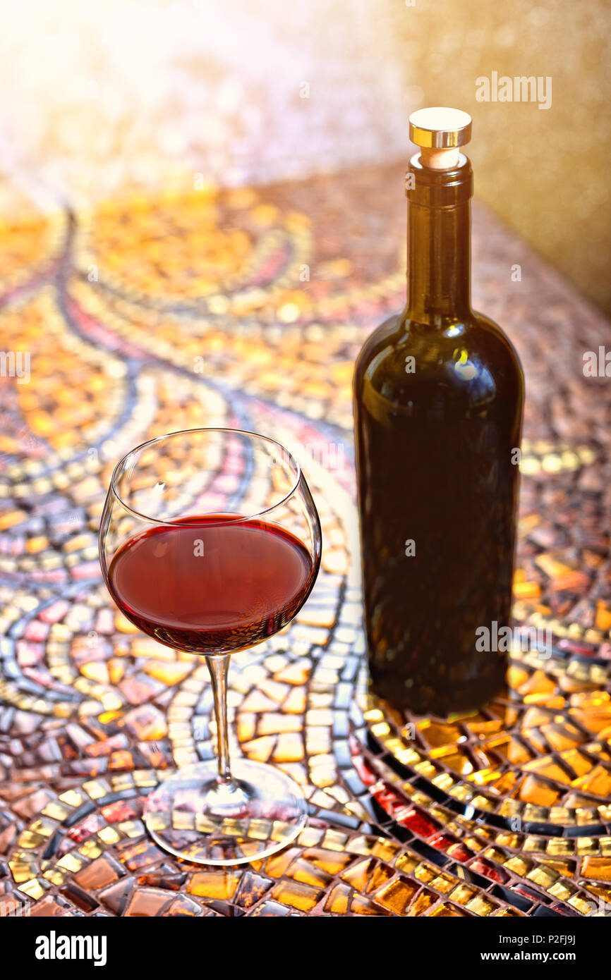Vino rosso versato nel ristorante Foto Stock