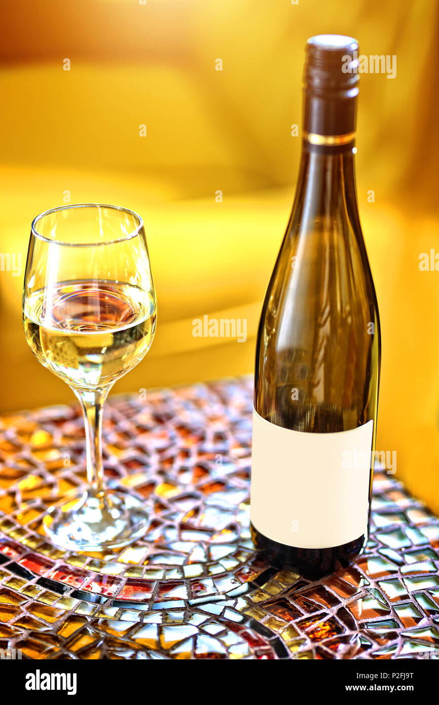 Vino secco versata nel ristorante Foto Stock