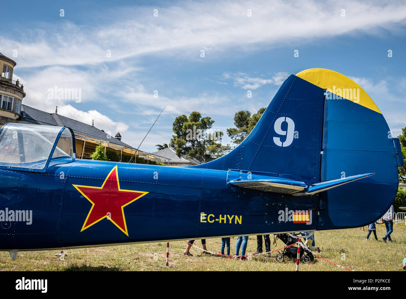 Madrid, Spagna - 3 Giugno 2018: Yak 52 Russo velivolo acrobatico durante air show della storica collezione aerei a Cuatro Vientos airport Foto Stock