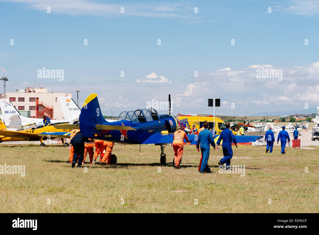 Madrid, Spagna - 3 Giugno 2018: Yak 52 Russo velivolo acrobatico durante air show della storica collezione aerei a Cuatro Vientos airport Foto Stock