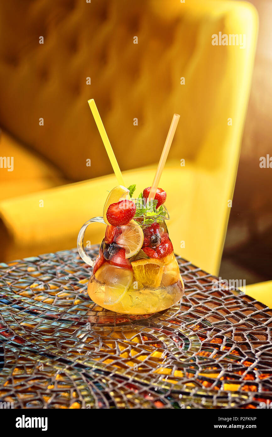 Limonata fatta in casa con la frutta in un giorno caldo Foto Stock