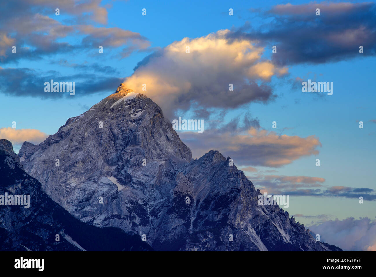 Nuvole su Antelao, Antelao, Sito Patrimonio Mondiale dell'UNESCO Dolomiti, Dolomiti, Veneto, Italia Foto Stock