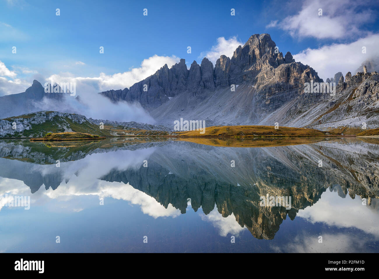 Paternkofel e riflessione nel lago Boedensee, Boedensee, Sito Patrimonio Mondiale dell'UNESCO Dolomiti, Sextener Dolomiti, Dolomiti, Ve Foto Stock