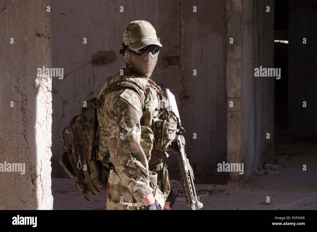 Le forze speciali soldato all'interno di edificio obiettivo fucile bersaglio Foto Stock