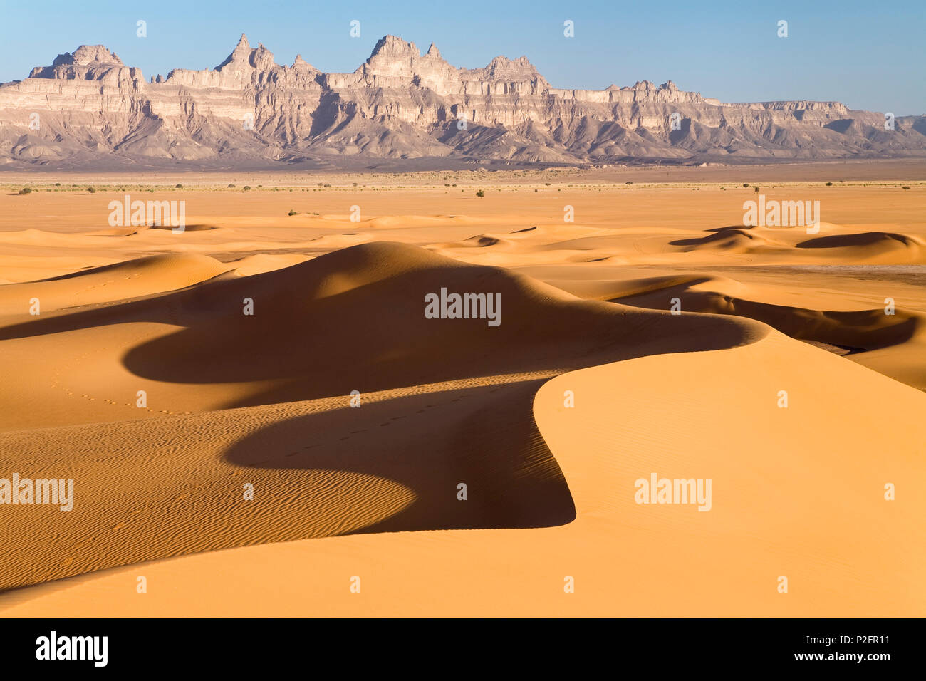 E Sanddunes Idinen montagne nel deserto libico, Libia, sahara Africa del Nord Foto Stock