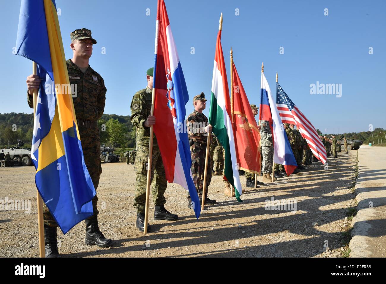 EUGEN KVATERNIK, Croazia - soldati multinazionale Join us I soldati dell esercito dal 2° Battaglione, 135fanteria armata del Minnesota la Guardia Nazionale e il 173rd Brigata Aerea durante la risposta immediata 16 Cerimonia di chiusura, Sett. 22, 2016 a Eugen Kvaternik area formazione in Slunj, Croazia. Risposta immediata 16 è una multinazionale, vigili del comando di livello esercizio post utilizzando computer-assisted simulazioni e formazione sul campo degli esercizi a cavallo di due paesi, la Croazia e la Slovenia. Le esercitazioni e simulazioni sono costruite su una decisa azione scenario di base e sono progettati per migliorare la regi Foto Stock