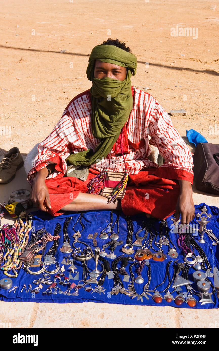 Street dealer in Awaynat, Libia, sahara Africa del Nord Foto Stock