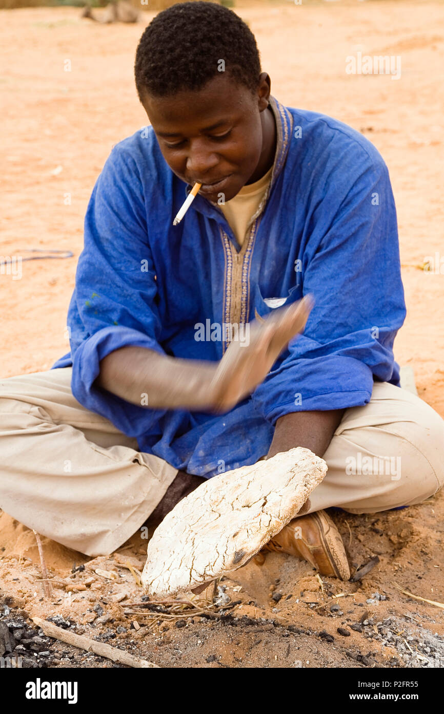 Il Tuareg la cottura del pane, Germa, Libia, Nord Afrika Foto Stock