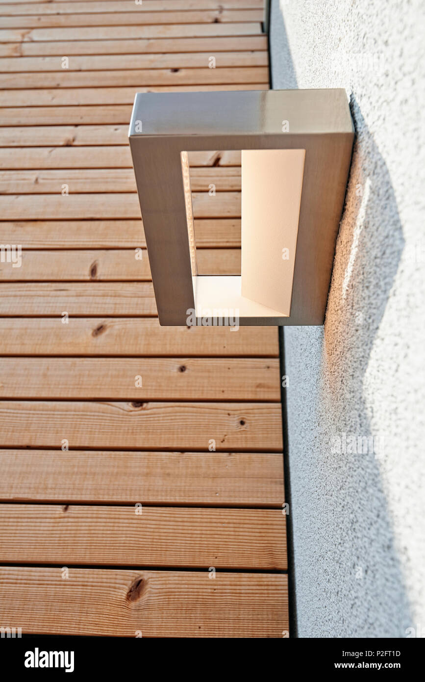 Muro esterno luce sulla rinnovata struttura di gesso contro il ... Rivestimento esterno legno
