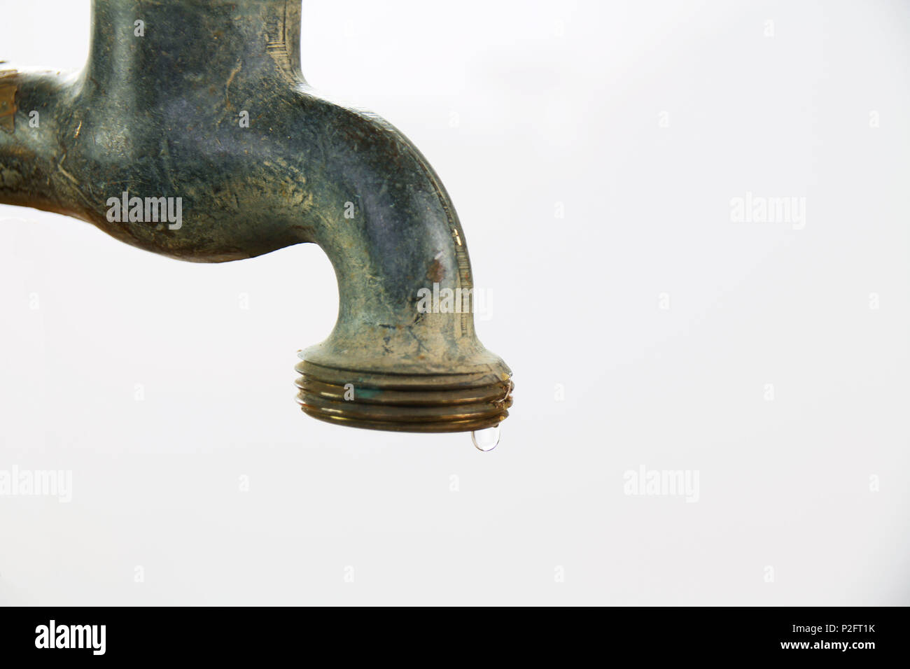 Una goccia di acqua caduta da un rubinetto Foto Stock