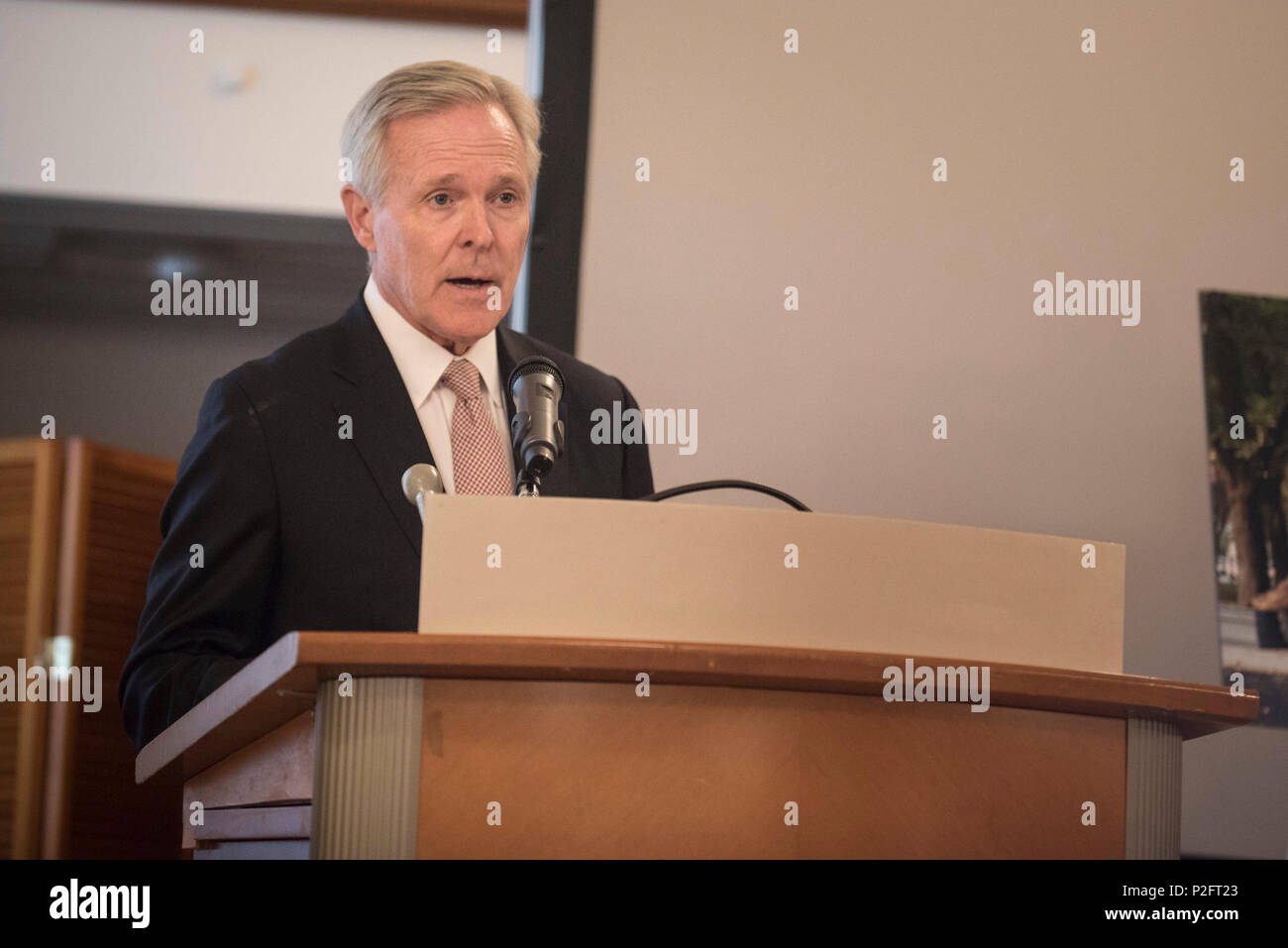 160919-N-LV331-001 BOSTON (sett. 19, 2016) segretario della Marina (SECNAV) Ray Mabus annuncia i nomi dei due futuri Sealift militari di comando (MSC) di rifornimento della flotta lubrificatori come USNS Lucy Stone (T-AO 209) e USNS forestiero Verità (T-AO 210). Mabus è nella zona come parte di un tour del Nord America per soddisfare i marinai, Marines e capi di governo. (U.S. Foto di Marina di Massa lo specialista di comunicazione 1a classe Armando Gonzales/rilasciato) Foto Stock