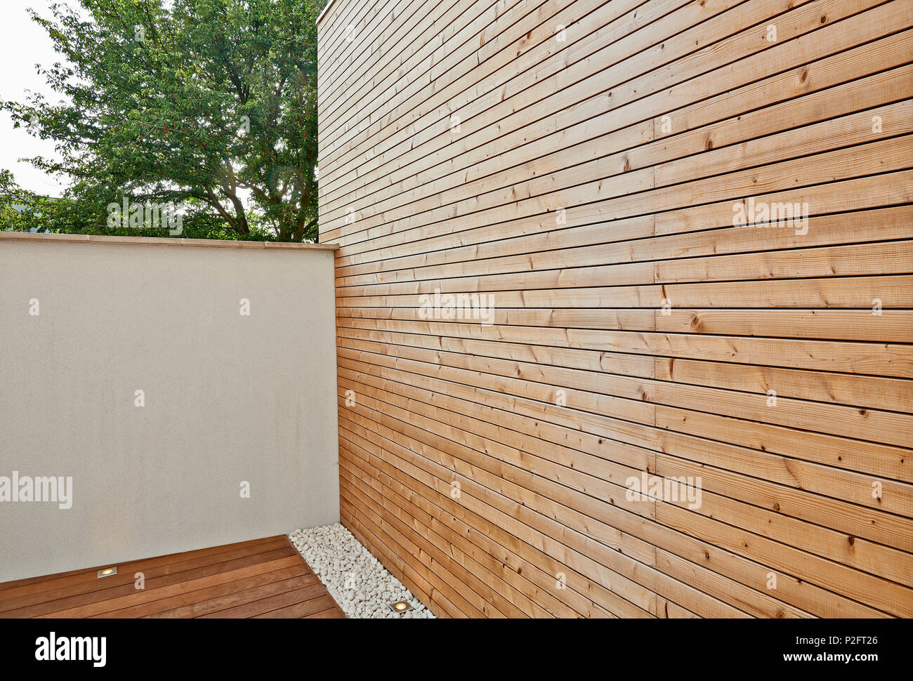 Rinnovato white ciment parete isolante e rivestimento in legno nel ... Rivestimento esterno legno