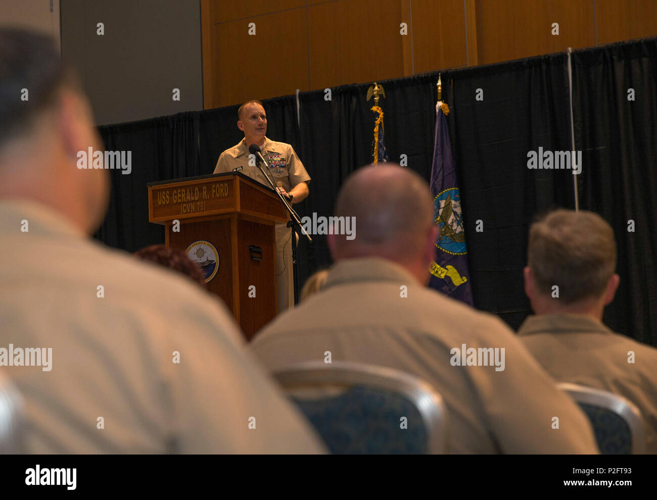 HAMPTON, Va. (sett. 16, 2016) -- Master Chief Sottufficiali della Marina (MCPON) Steven Giordano parla di unità Pre-Commissioning Gerald Ford (CVN 78) marinai durante la Ford chief pinning cerimonia al Hampton Roads Convention Center. Cinquantasette marinai Ford sono state avanzate per chief petty officer durante la cerimonia, a cui hanno partecipato la famiglia, gli amici e i membri dell'equipaggio. (U.S. Foto di Marina di Massa lo specialista di comunicazione di terza classe Catherine Mae O. Campbell /rilasciato) Foto Stock