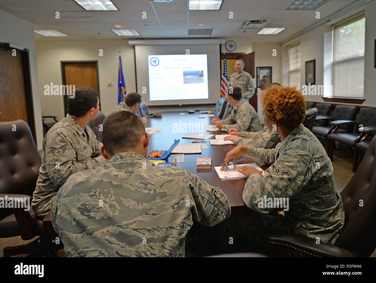 Aria Commandos con la 1° per le operazioni speciali disponibilità logistica Squadron ascoltare una resilienza breve come parte della conservazione della forza e la famiglia o POTFF, resilienza settimana al Campo Hurlburt Fla., Sett. 19, 2016. Questo corso di formazione è progettato per fornire il reinserimento e la resilienza della formazione al primo per le operazioni speciali di supporto Missione Gruppo aria Commandos che distribuiscono in piccoli gruppi invece di grandi gruppi come gli altri squadroni. (U.S. Air Force foto di Senior Airman Andrea Posey) Foto Stock