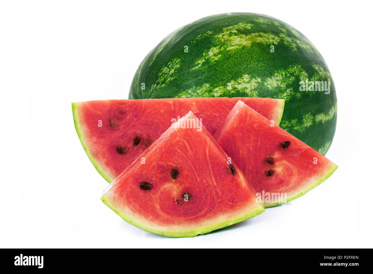 Fette e tutta la parte di una fresca e mature anguria isolato su uno sfondo bianco in close-up. Foto Stock