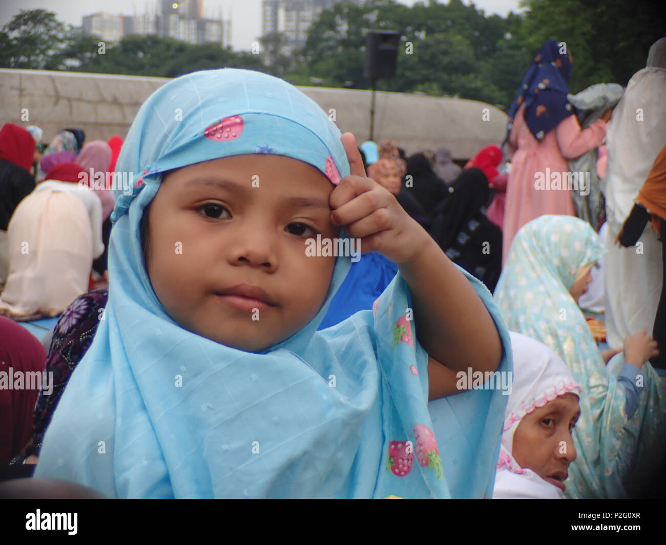 Quezon City, Filippine. Il 15 giugno 2018. Migliaia di musulmani nella città di Quezon assiste le preghiere del mattino che segna la celebrazione di Eid al-fitr. Credito: Sherbien Dacalanio / Alamy Live News Foto Stock