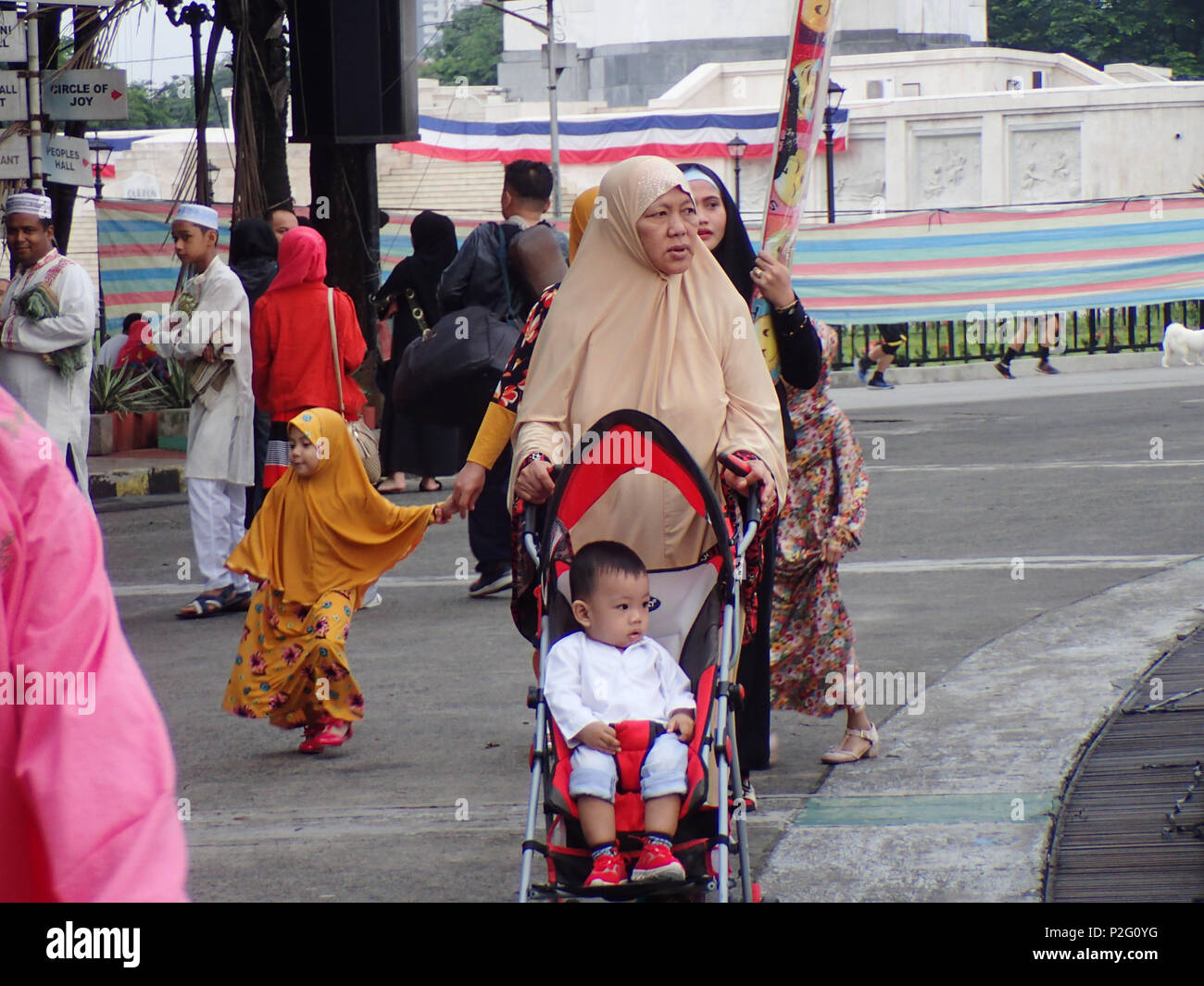 Quezon City, Filippine. Il 15 giugno 2018. Migliaia di musulmani nella città di Quezon assiste le preghiere del mattino che segna la celebrazione di Eid al-fitr. Credito: Sherbien Dacalanio / Alamy Live News Foto Stock