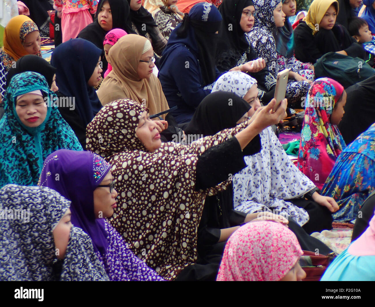 Quezon City, Filippine. Il 15 giugno 2018. Tenendo musulmano selfie/groupie durante l'Eid al-fitr celebrazione in Quezon City. Credito: Sherbien Dacalanio / Alamy Live News Foto Stock
