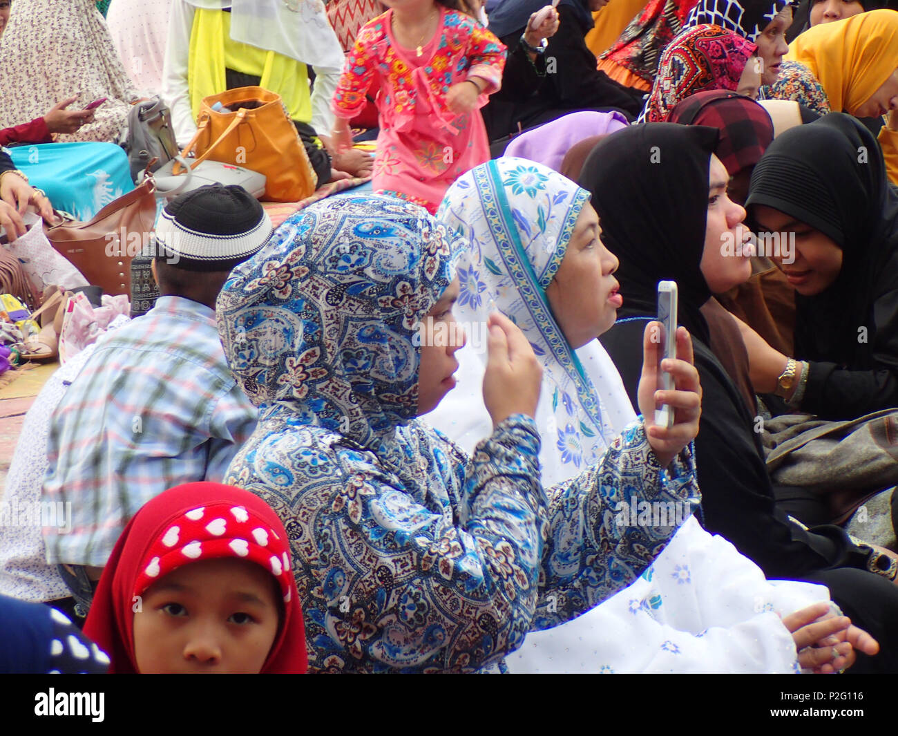 Quezon City, Filippine. Il 15 giugno 2018. Tenendo musulmano selfie/groupie durante l'Eid al-fitr celebrazione in Quezon City. Credito: Sherbien Dacalanio / Alamy Live News Foto Stock