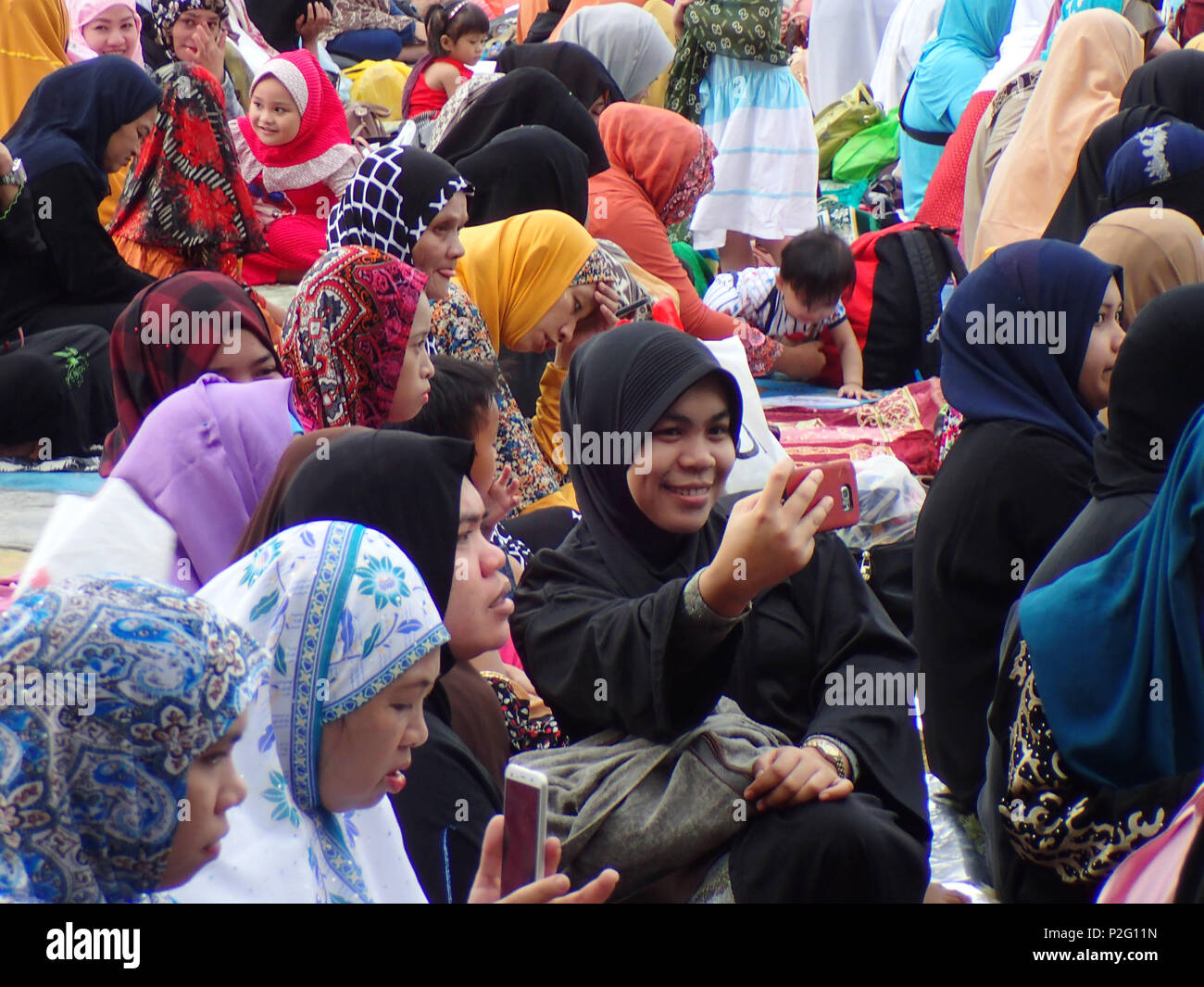 Quezon City, Filippine. Il 15 giugno 2018. Tenendo musulmano selfie/groupie durante l'Eid al-fitr celebrazione in Quezon City. Credito: Sherbien Dacalanio / Alamy Live News Foto Stock