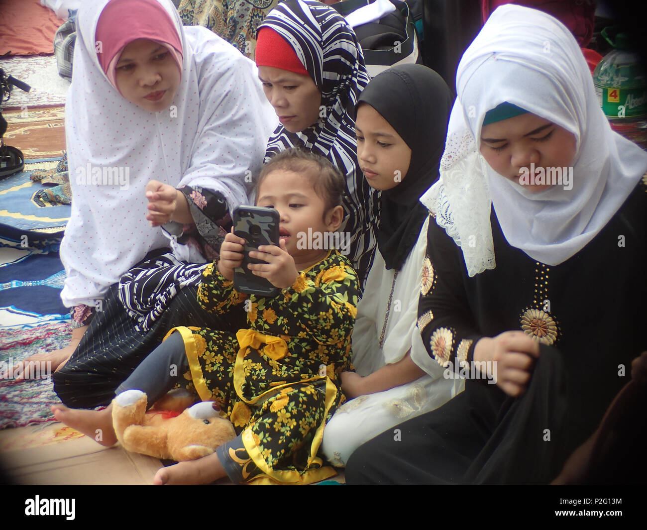 Quezon City, Filippine. Il 15 giugno 2018. Tenendo musulmano selfie/groupie durante l'Eid al-fitr celebrazione in Quezon City. Credito: Sherbien Dacalanio / Alamy Live News Foto Stock