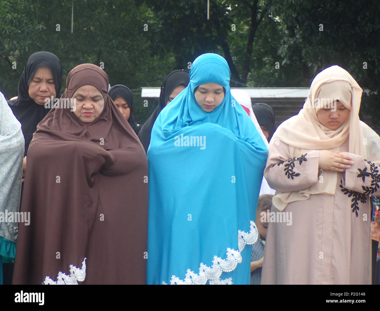 Quezon City, Filippine. Il 15 giugno 2018. Migliaia di musulmani nella città di Quezon assiste le preghiere del mattino che segna la celebrazione di Eid al-fitr. Credito: Sherbien Dacalanio / Alamy Live News Foto Stock