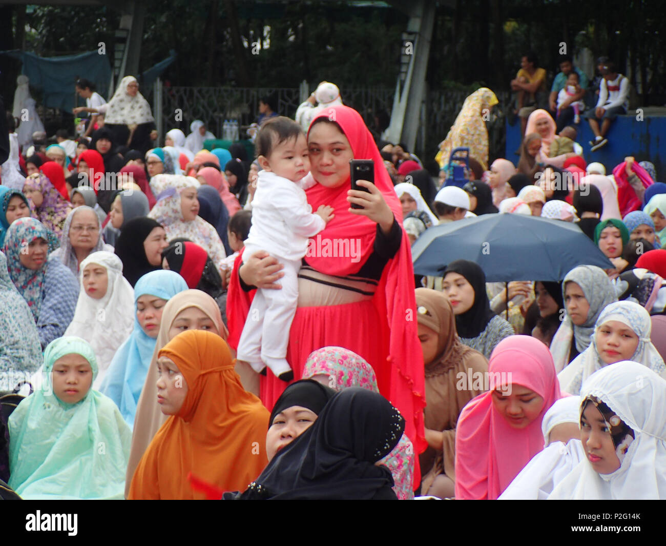 Quezon City, Filippine. Il 15 giugno 2018. Tenendo musulmano selfie/groupie durante l'Eid al-fitr celebrazione in Quezon City. Credito: Sherbien Dacalanio / Alamy Live News Foto Stock