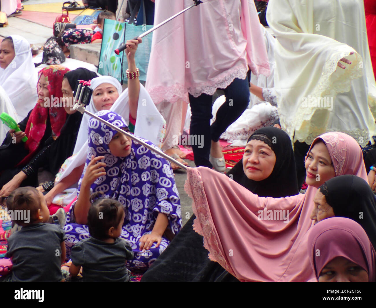 Quezon City, Filippine. Il 15 giugno 2018. Tenendo musulmano selfie/groupie durante l'Eid al-fitr celebrazione in Quezon City. Credito: Sherbien Dacalanio / Alamy Live News Foto Stock