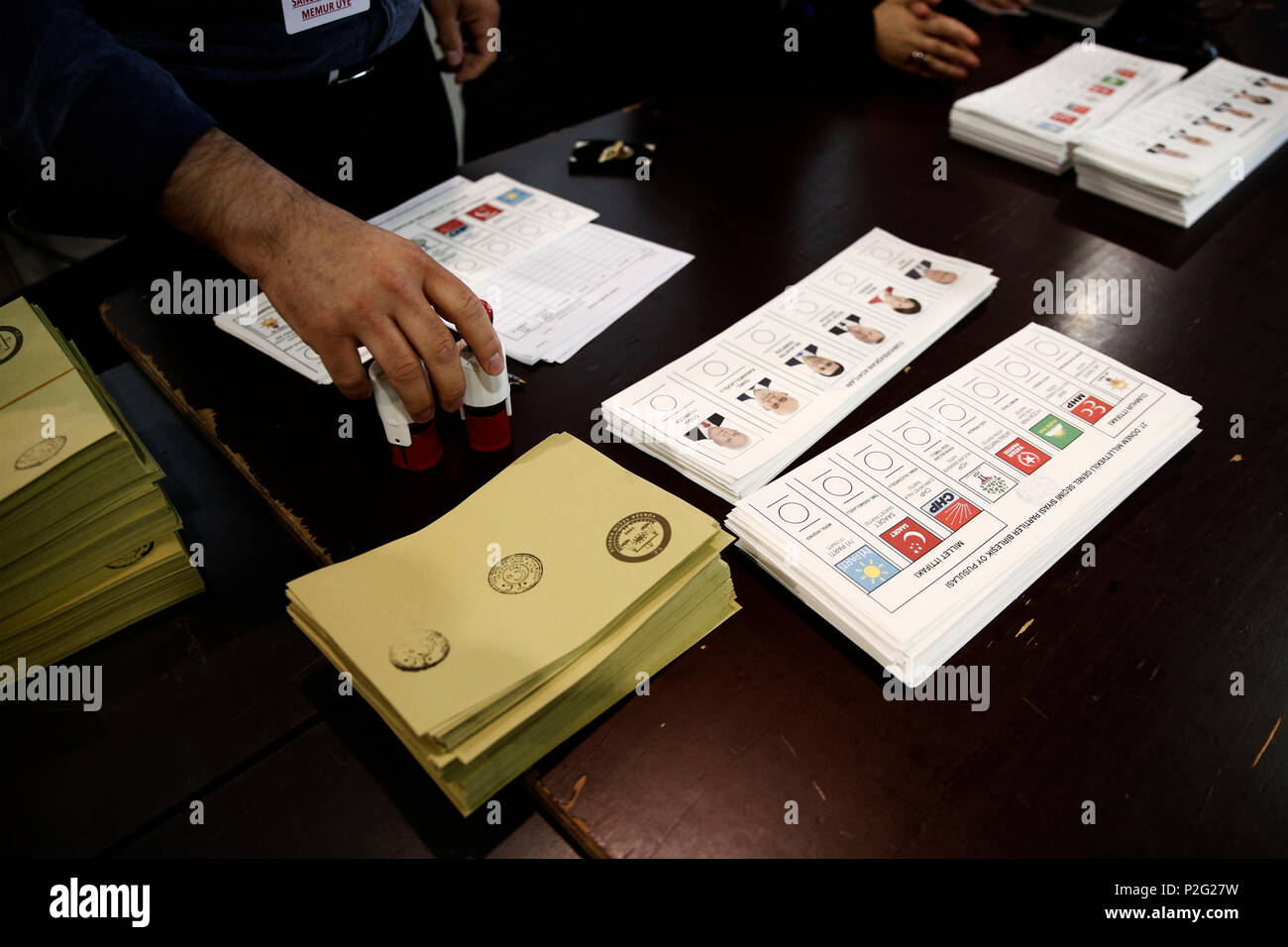 Bruxelles, Belgio. Giugno 15, 2018. Le persone voto nel bagno turco elezioni presidenziali e legislative in corrispondenza di una stazione di polling. Alexandros Michailidis/Alamy Live News Foto Stock