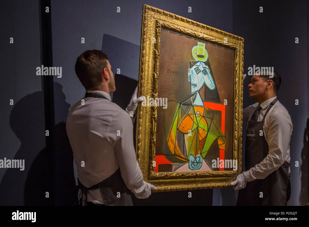 Londra, Regno Unito. Il 15 giugno 2018. Pablo Picasso, Femme dans un fauteuil, 1942, preventivo su richiesta - Christie's impressionisti e arte moderna vendita anteprima. La moderna arte inglese sera la vendita si svolgerà il 19 giugno 2018 presso Christie's King Street. Credito: Guy Bell/Alamy Live News Foto Stock