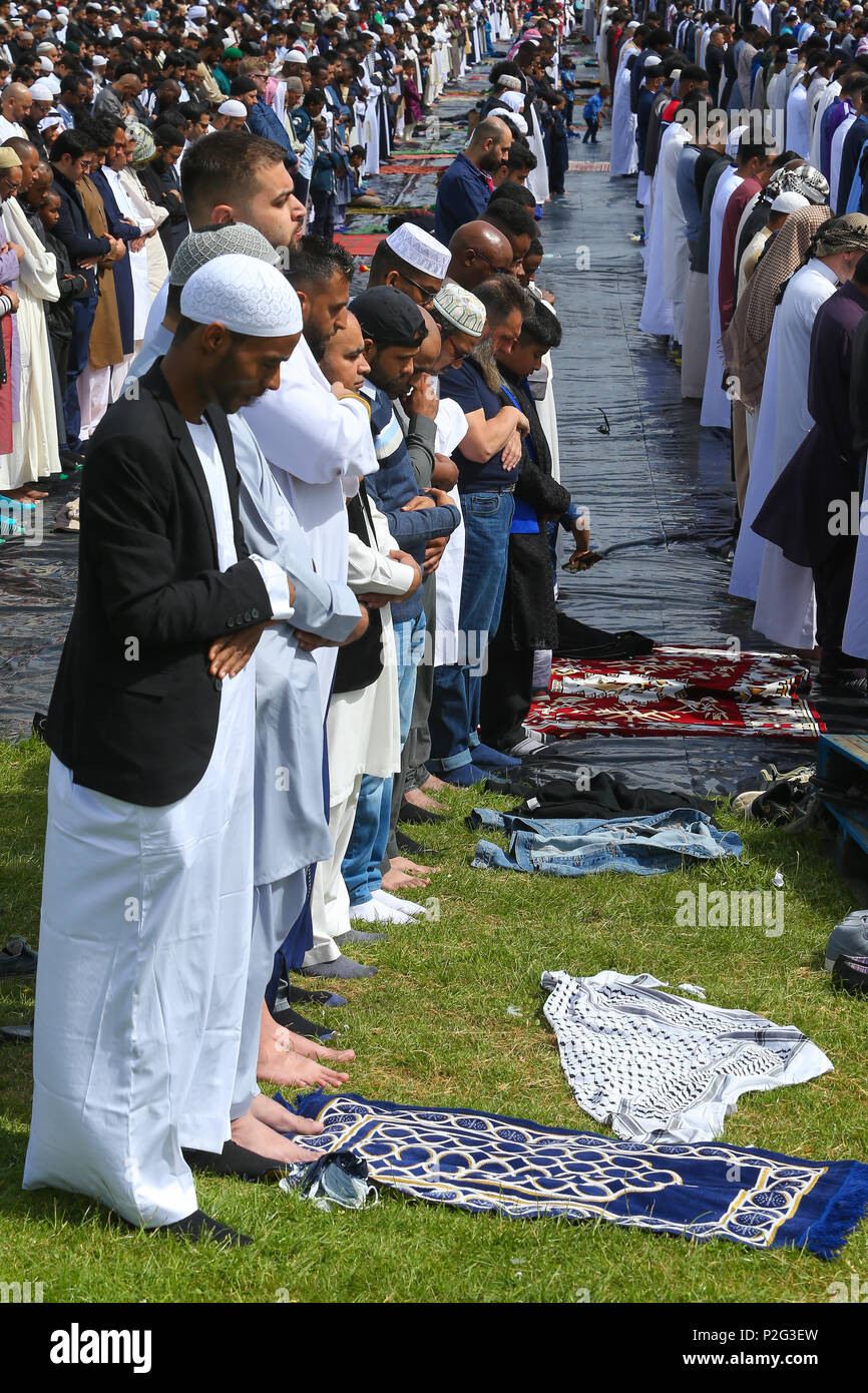 Islamica o uomini musulmani pregano al di fuori di Eid, Birmingham REGNO UNITO Foto Stock