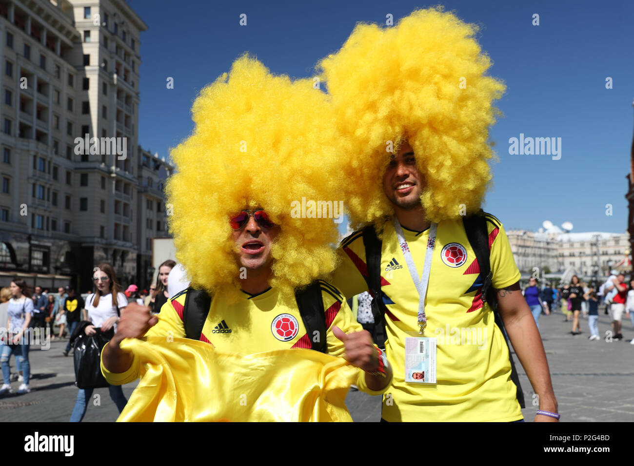 Colombia sostenitori MOSCOW CITY CENTER 2018 FIFA WORLD CUP RUSSIA 15 giugno 2018 GBC8090 2018 FIFA World Cup Russia rigorosamente solo uso editoriale. Se il giocatore/i giocatori raffigurata in questa immagine è/sono la riproduzione per un Club Inglese o l'Inghilterra per la squadra nazionale. Quindi questa immagine può essere utilizzata solo per scopi editoriali. Uso non commerciale. P Credito: Allstar Picture Library/Alamy Live News Foto Stock