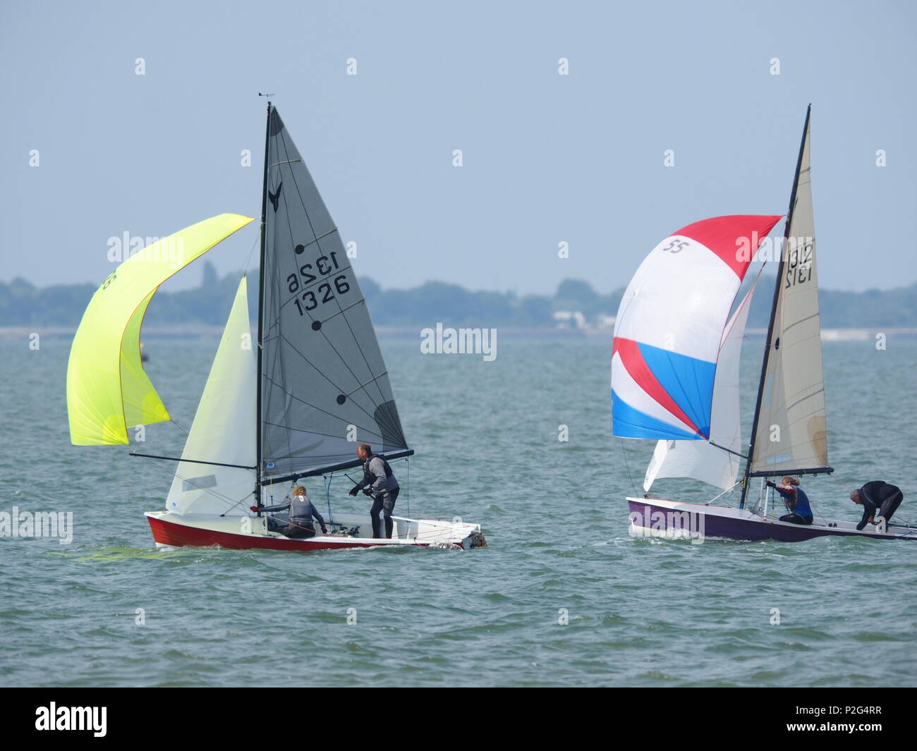 Sheerness, Kent, Regno Unito. Il 15 giugno, 2018. Regno Unito: Meteo una luminosa e soleggiata nel pomeriggio in Sheerness, Kent. La Osprey Associazione di Classe prendere parte in una giornata di formazione al Isle of Sheppey Sailing Club. Il Falco pescatore è un high-performance sailing dinghy per un equipaggio di due. Credito: James Bell/Alamy Live News Foto Stock