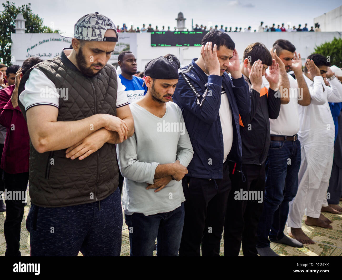 Giugno 15, 2018 - Seoul, Gyeonggi, Corea del Sud - pregano gli uomini a Seul la moschea centrale su l'Eid Al Fitr, musulmano giorno santo che segna la fine del mese sacro del Ramadan. Ci sono meno di 100.000 musulmani coreani, ma vi è una grande comunità di immigrati musulmani in Corea del Sud, la maggior parte in Seoul. Migliaia di persone partecipano Eid servizi a Seul la moschea centrale, la più grande moschea in Corea del Sud. (Credito Immagine: © Jack Kurtz via ZUMA filo) Foto Stock