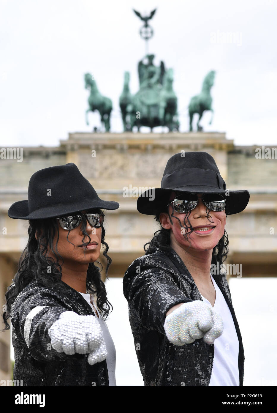 15 giugno 2018, Germania Berlino: Koffi Missah (l) e Dantanio Goodman, il Michael-Jackson-imitatori starring nel musical "Beat it!", visitare la Porta di Brandeburgo. Il musical debutterà il 29 agosto presso il teatro sulla Potsdamer Platz e andare in tour attraverso la Germania, Austria e Svizzera. Foto: Jens Kalaene/dpa-Zentralbild dpa/credito: dpa picture alliance/Alamy Live News Foto Stock