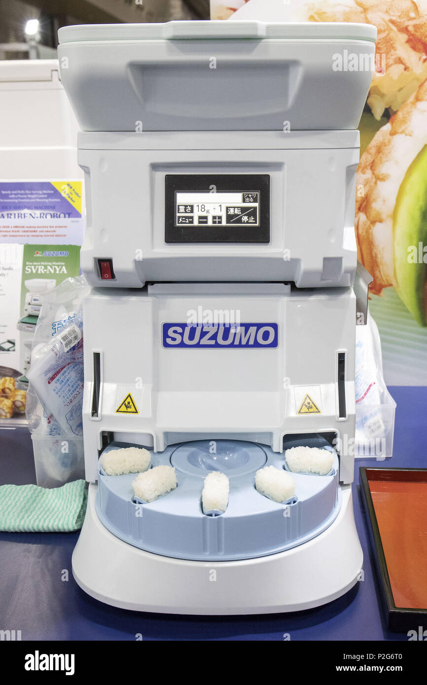 Tokyo, Giappone. Il 15 giugno, 2018. Una palla di riso rendendo la macchina  per il sushi prodotta da Suzumo Machinery Co., Ltd. sul display durante il  cibo internazionale di macchinari e tecnologie