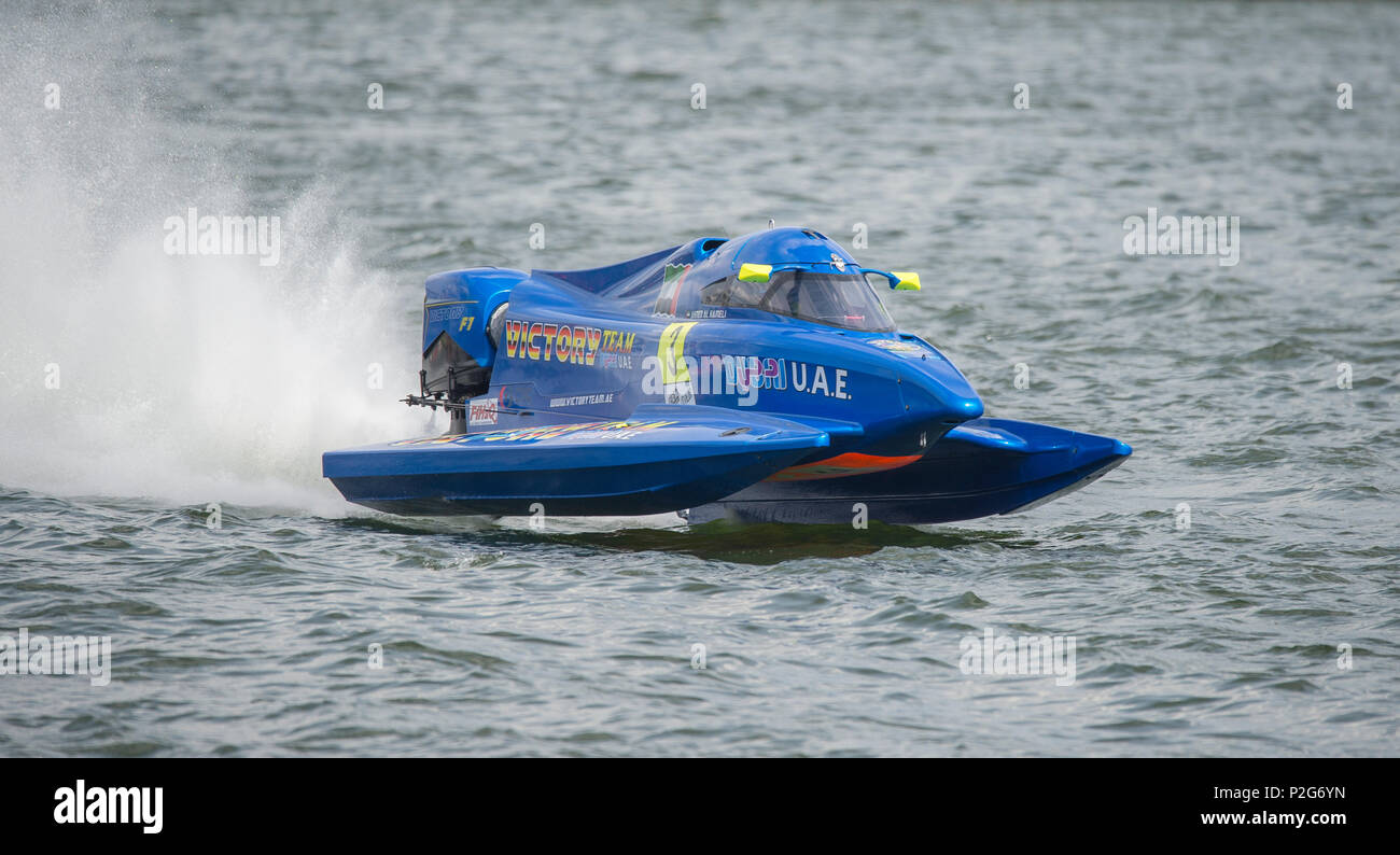 Royal Victoria Dock, Londra, Regno Unito. Il 15 giugno, 2018. Il Grand Prix di Londra, parte di Londra Tech settimana. Londra ospita l'UIM F1H2O campionato del mondo Powerboat Race per la prima volta in 33 anni, il fine settimana inizia con la sessione di pratica sui 1720 metri del circuito. Le qualifiche si svolgerà il 16 giugno con il Grand Prix gara il 17 giugno con barche di raggiungere velocità di 140mph sui rettilinei con spire a 90km/h. Credito: Malcolm Park/Alamy Live News. Foto Stock