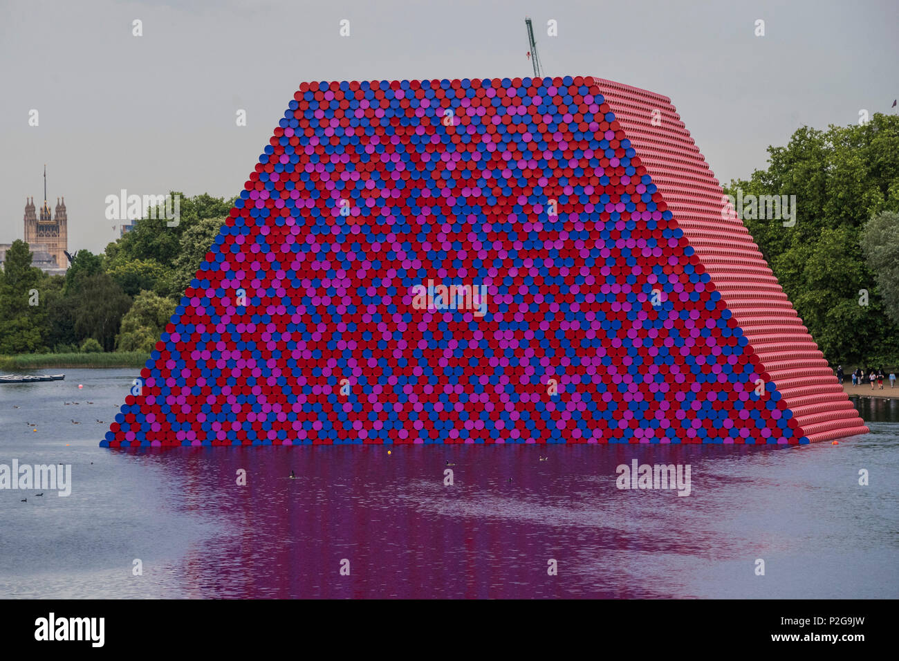 Londra, Regno Unito. 15 GIU, 2018. La Mastaba di Christo e Jeann-Claude (suo late sife) in costruzione - un progetto per la Serpentine Gallery a Hyde Park. È l'artista della prima scultura creati per il Regno Unito. Ora completato è stato trainato in posizione sul lago dove sarà sul display dal 18 giugno-23 settembre 2018. Credito: Guy Bell/Alamy Live News Foto Stock