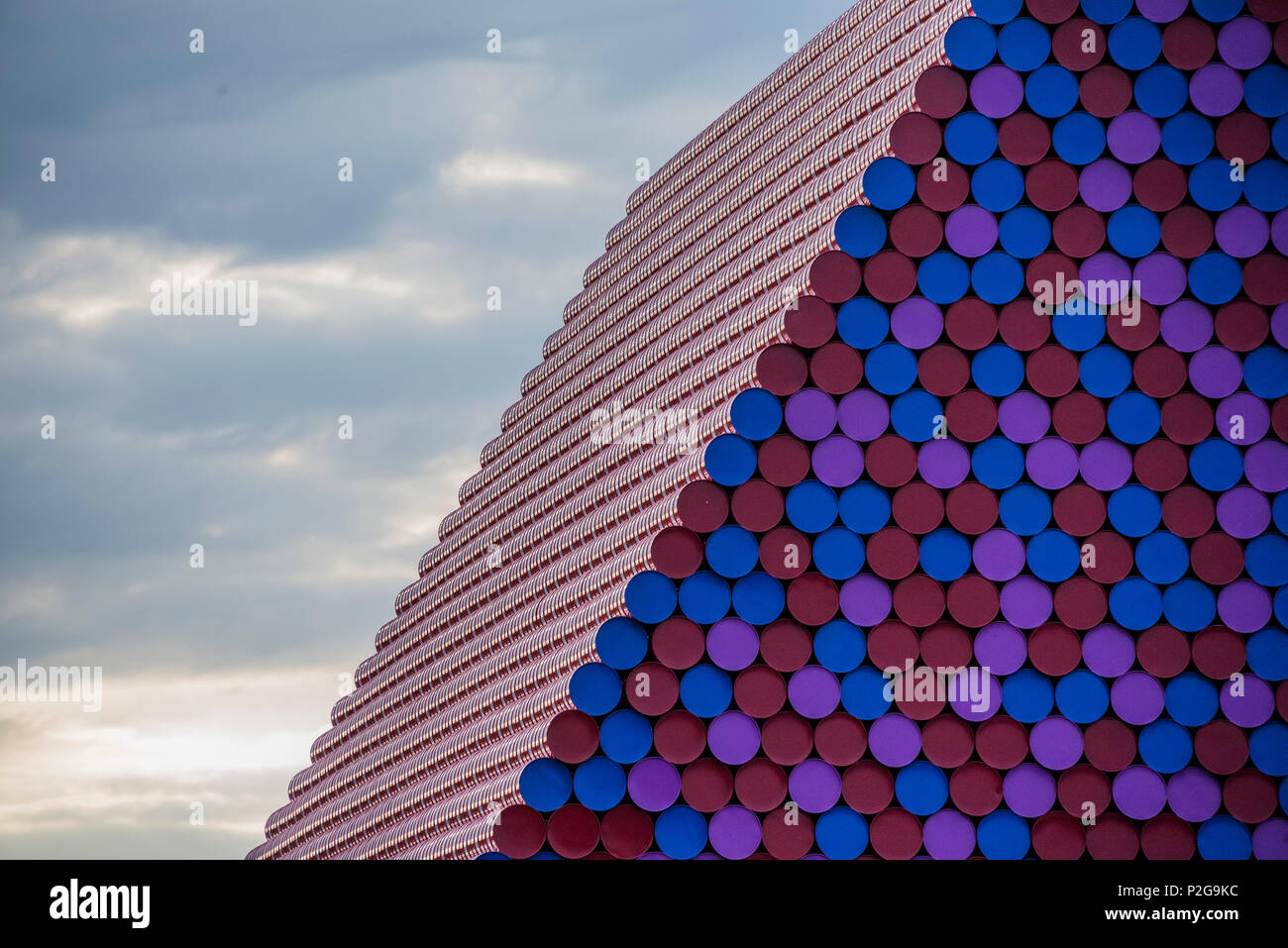 Londra, Regno Unito. 15 GIU, 2018. La Mastaba di Christo e Jeann-Claude (suo late sife) in costruzione - un progetto per la Serpentine Gallery a Hyde Park. È l'artista della prima scultura creati per il Regno Unito. Ora completato è stato trainato in posizione sul lago dove sarà sul display dal 18 giugno-23 settembre 2018. Credito: Guy Bell/Alamy Live News Foto Stock