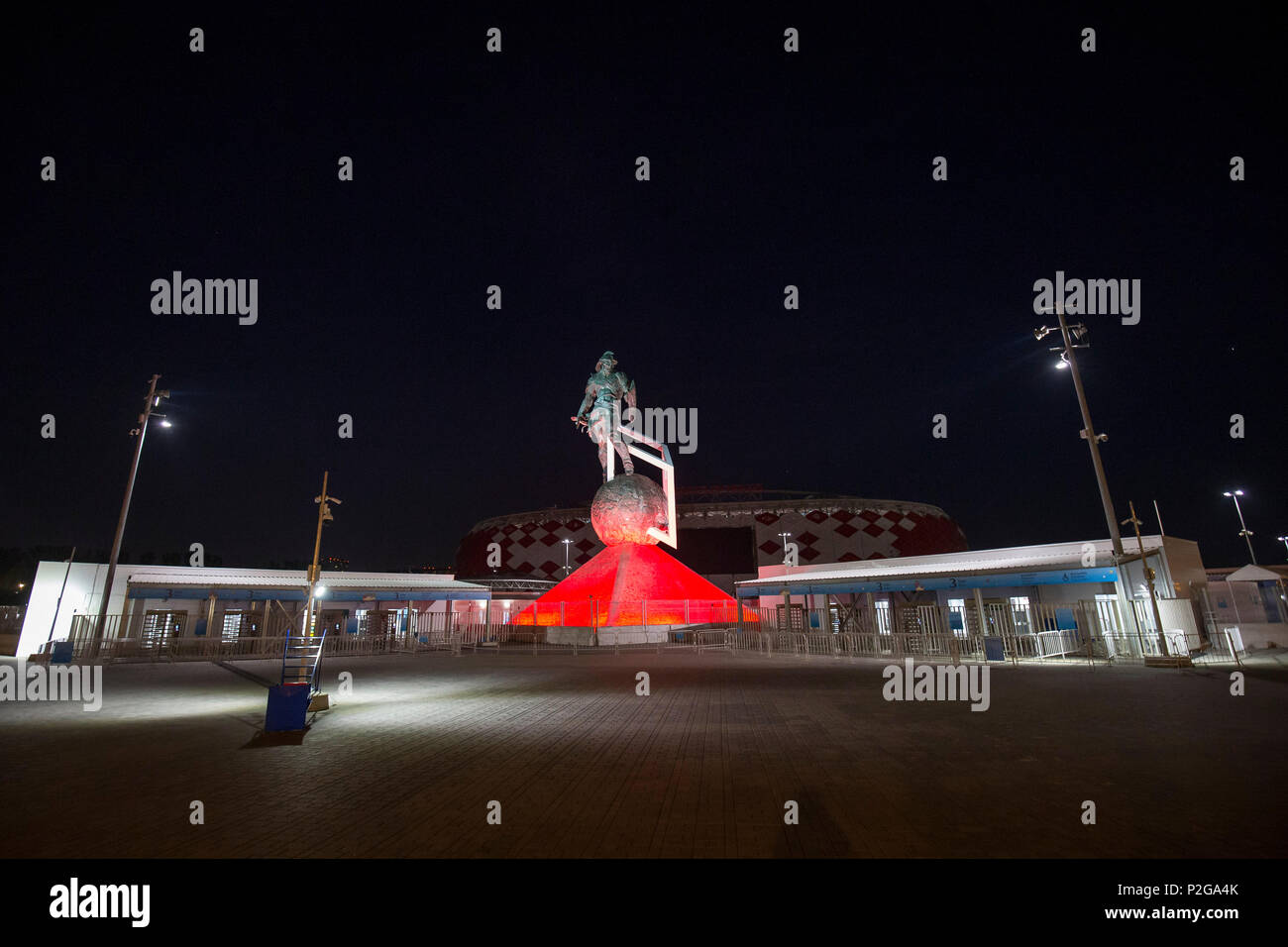 Una vista generale di una statua fuori Spartak Stadium il 16 giugno 2018 a Mosca, in Russia. (Foto di Daniel Chesterton/phcimages.com) Foto Stock