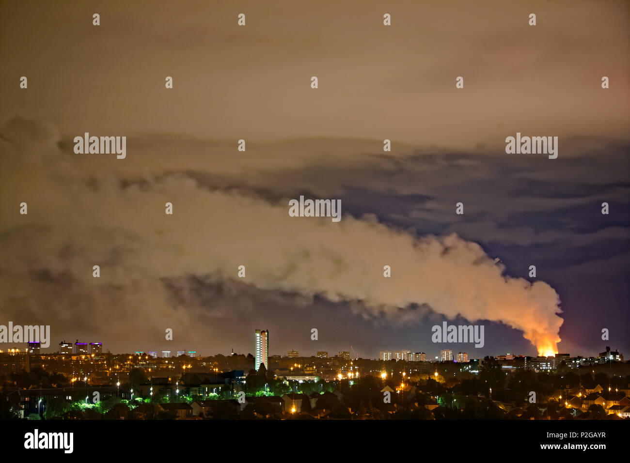 Glasgow, Scotland, Regno Unito 15 Giugno, 2018. Glasgow School of art è sul fuoco ancora per il centocinquantesimo anniversario della nascita di architetti enormi fiamme può essere visto a sette miglia di distanza e un enorme pennacchio di fumo sopra la città deve vedere la fine di esso in questo momento. Credito: gerard ferry/Alamy Live News Foto Stock