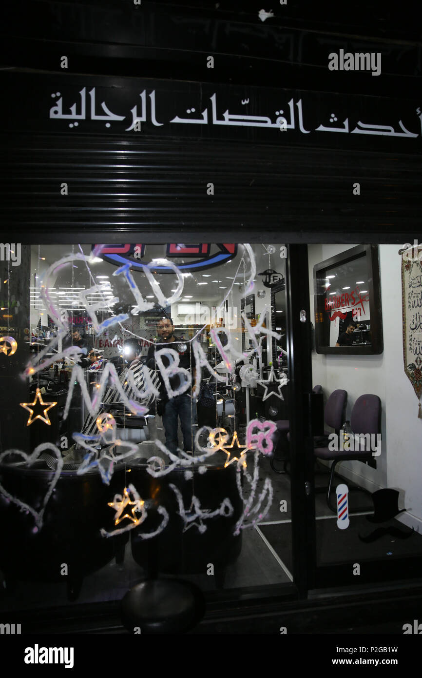 Rusholme, Manchester, Regno Unito. 15 GIU, 2018. Eid celebrazioni hanno luogo con un negozio con la scrittura su di esso la lettura " Eid Mubarak' di Rusholme, 15 giugno 2018 (C)Barbara Cook/Alamy Live News Foto Stock