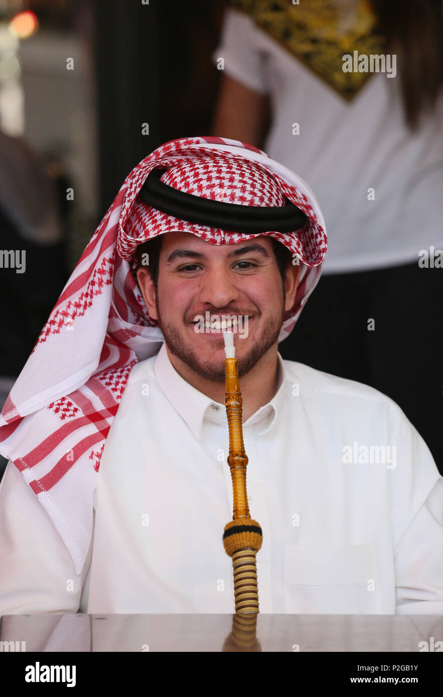 Rusholme, Manchester, Regno Unito. 15 GIU, 2018. Un uomo in un bar Shisha durante eid celebrazioni hanno luogo in Rusholme, 15 giugno 2018 (C)Barbara Cook/Alamy Live News Foto Stock