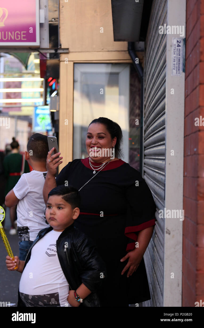 Rusholme, Manchester, Regno Unito. 15 GIU, 2018. Una madre e figlio durante le celebrazioni eid avvenire di Rusholme, 15 giugno 2018 (C)Barbara Cook/Alamy Live News Foto Stock
