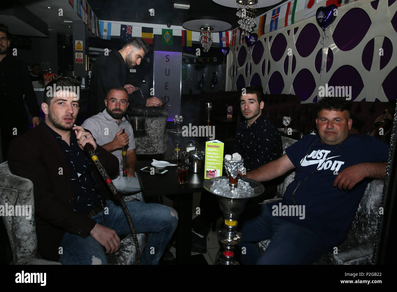 Rusholme, Manchester, Regno Unito. 15 GIU, 2018. gli uomini nel bar Shisha durante eid celebrazioni hanno luogo in Rusholme, 15 giugno 2018 (C)Barbara Cook/Alamy Live News Foto Stock