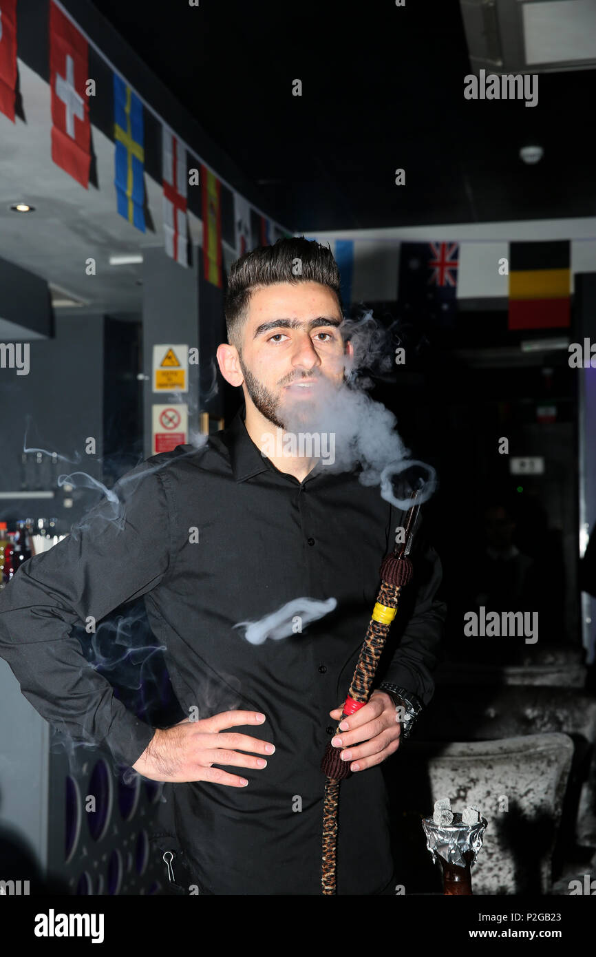 Rusholme, Manchester, Regno Unito. 15 GIU, 2018. Un uomo fumare una shisha in un bar, Rusholme, 15 giugno 2018 (C)Barbara Cook/Alamy Live News Foto Stock