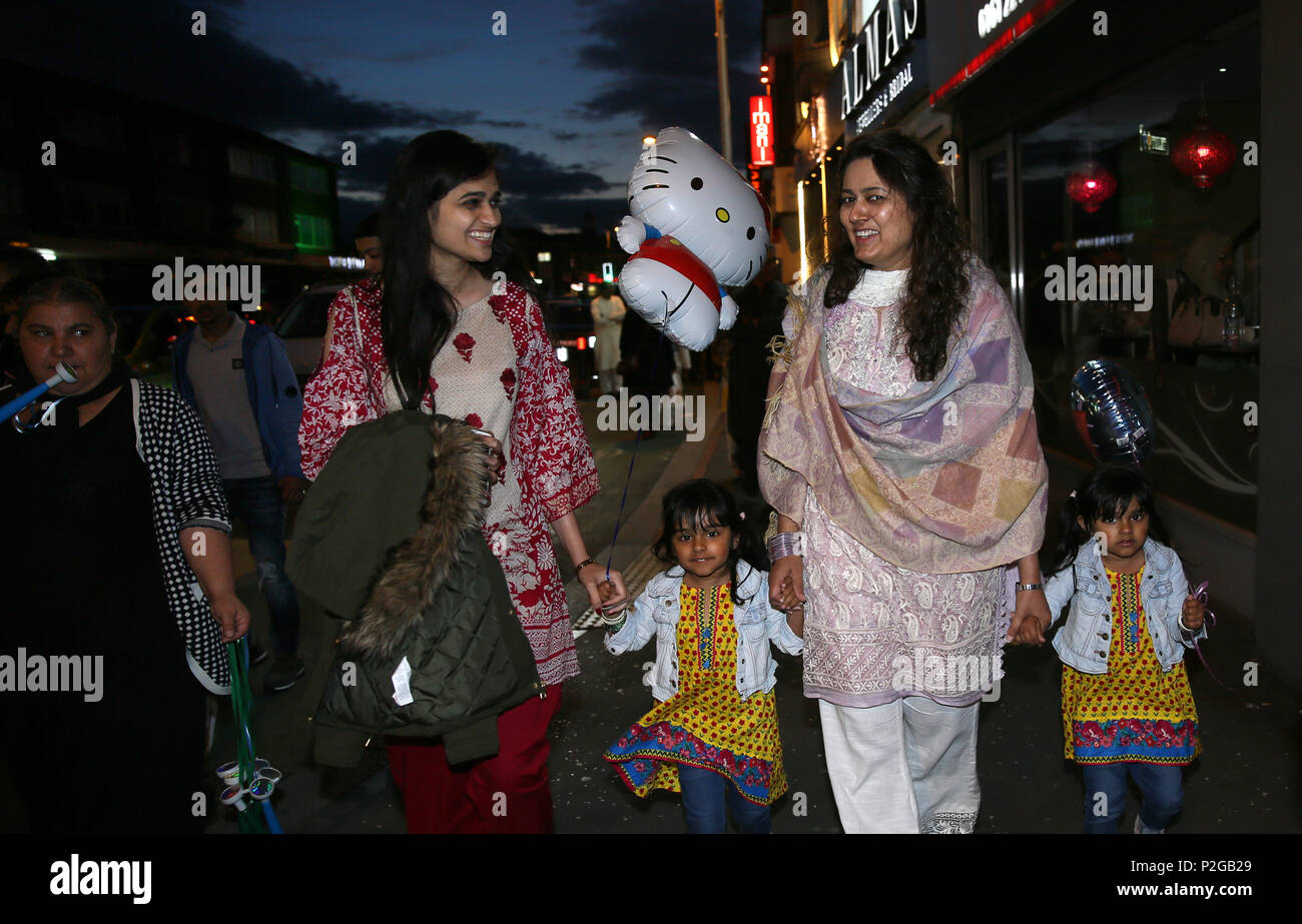 Rusholme, Manchester, Regno Unito. 15 GIU, 2018. Una famiglia a piedi lungo "Curry Mile' come Eid celebrazioni hanno luogo in Rusholme, 15 giugno 2018 (C)Barbara Cook/Alamy Live News Foto Stock