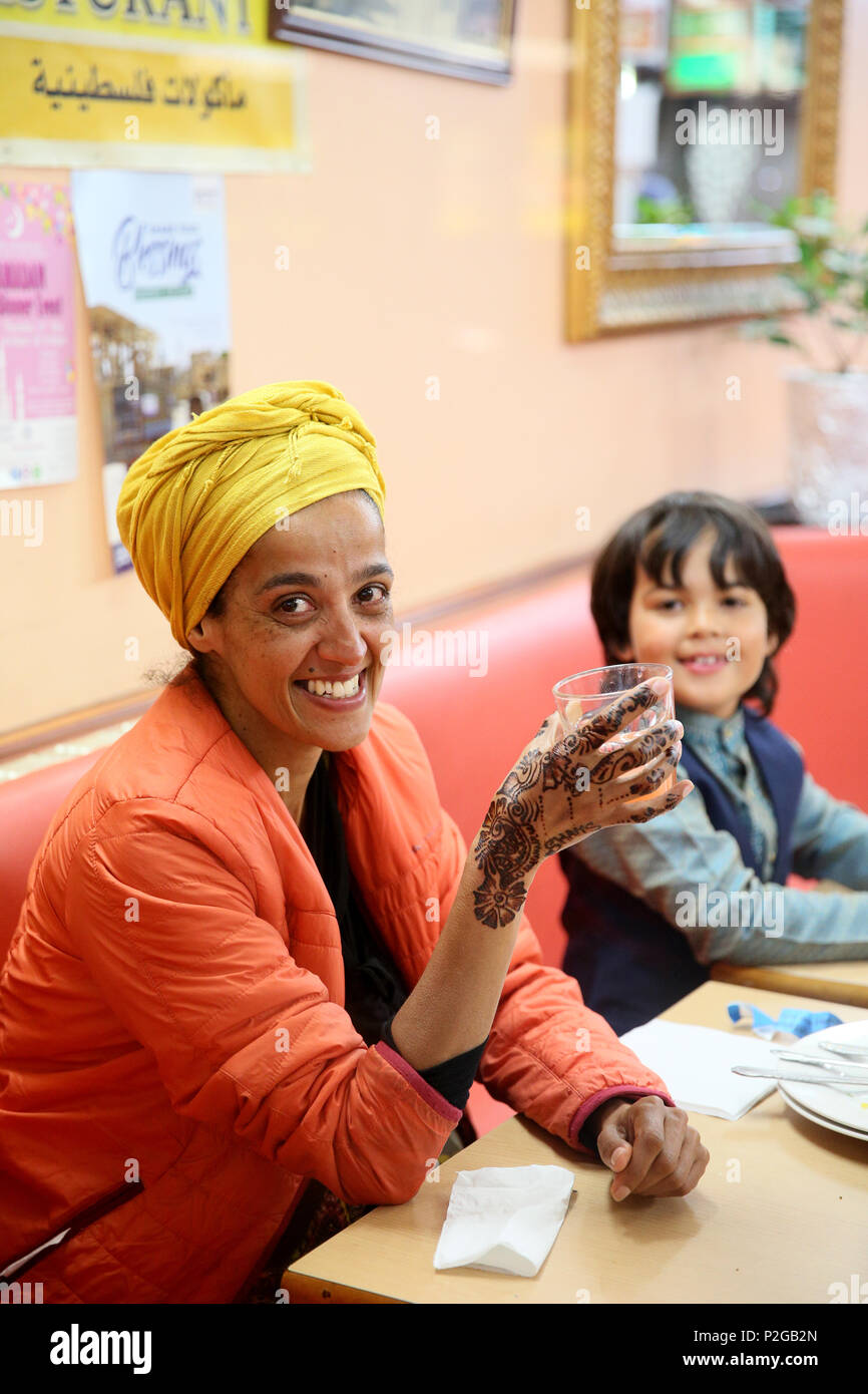 Rusholme, Manchester, Regno Unito. 15 GIU, 2018. Una donna con un henné decorate a mano Eid celebrazioni di Rusholme, 15 giugno 2018 (C)Barbara Cook/Alamy Live News Foto Stock