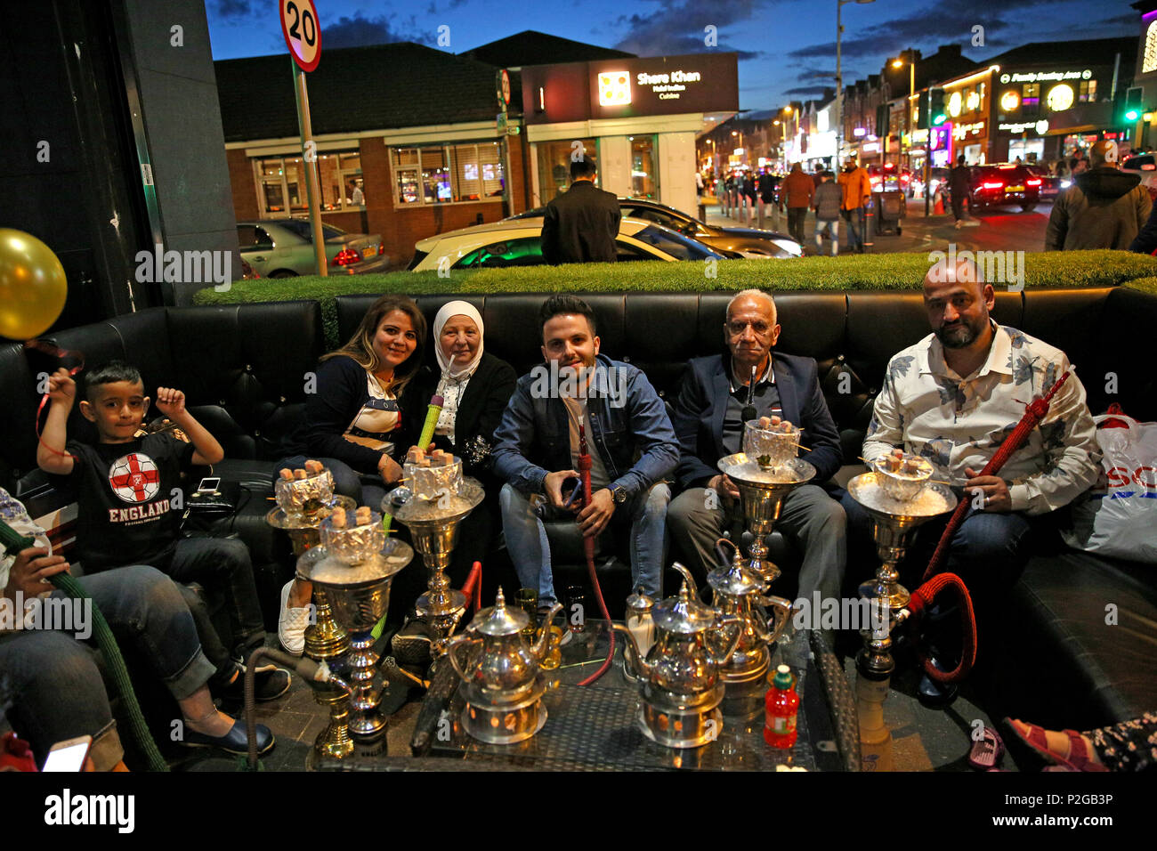 Rusholme, Manchester, Regno Unito. 15 GIU, 2018. Un Shisha bar durante le celebrazioni eid di Rusholme, 15 giugno 2018 (C)Barbara Cook/Alamy Live News Foto Stock