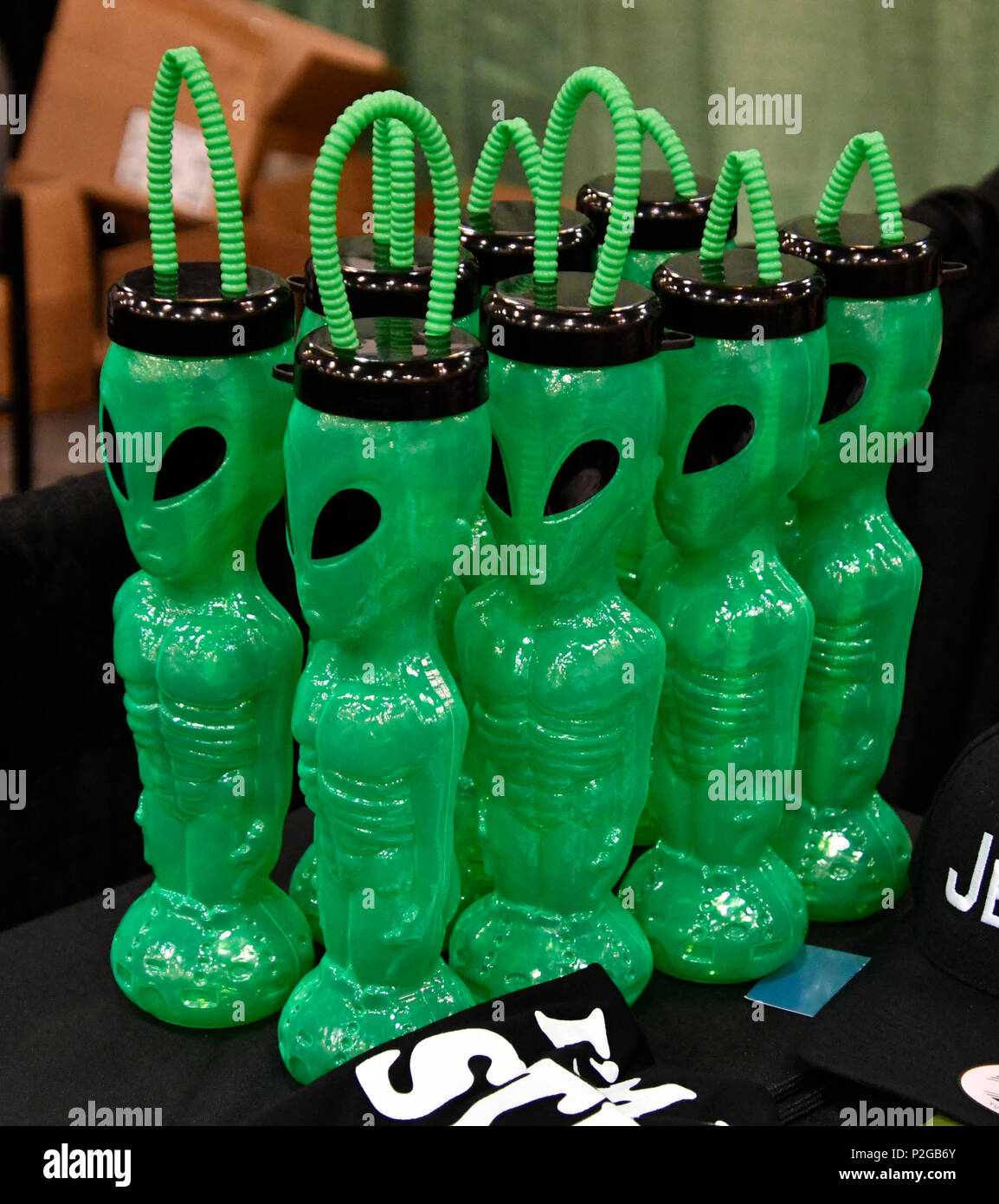 Pasadena, Stati Uniti d'America. 15 GIU, 2018. Ventole AlienCon bloccata la sala da ballo con tutte le ultime alien moda su vendita durante il giorno di apertura del 2018 Alien-Con Venerdì a Pasadena convention center. Foto da Gene Blevins/LA/DailyNews SCNG/Zumapress Credit: Gene Blevins/ZUMA filo/Alamy Live News Foto Stock